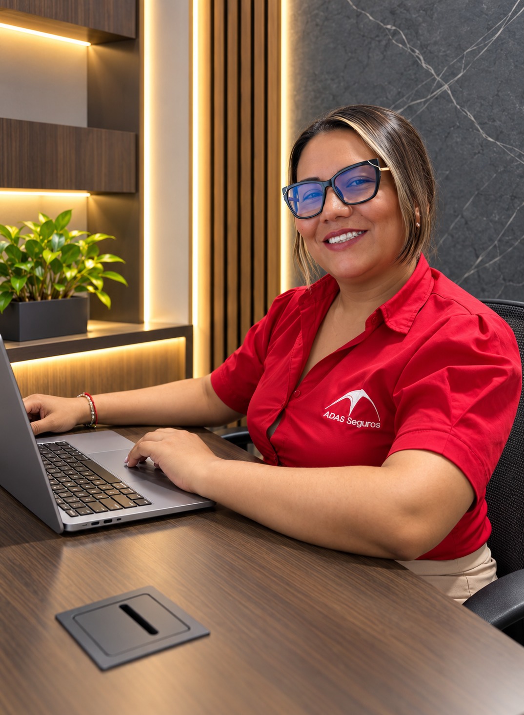 Colaboradora de ADAS Seguros en su oficina, fotografía 2